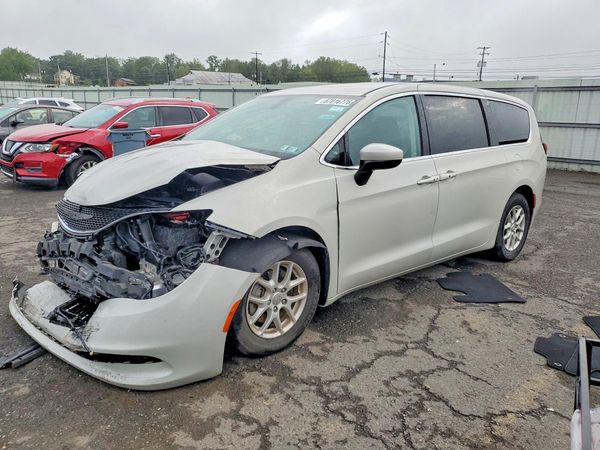 2017 CHRYSLER PACIFICA Touring — Front 3/4
