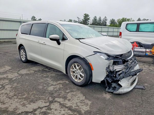 2017 CHRYSLER PACIFICA Touring — Passenger 3/4