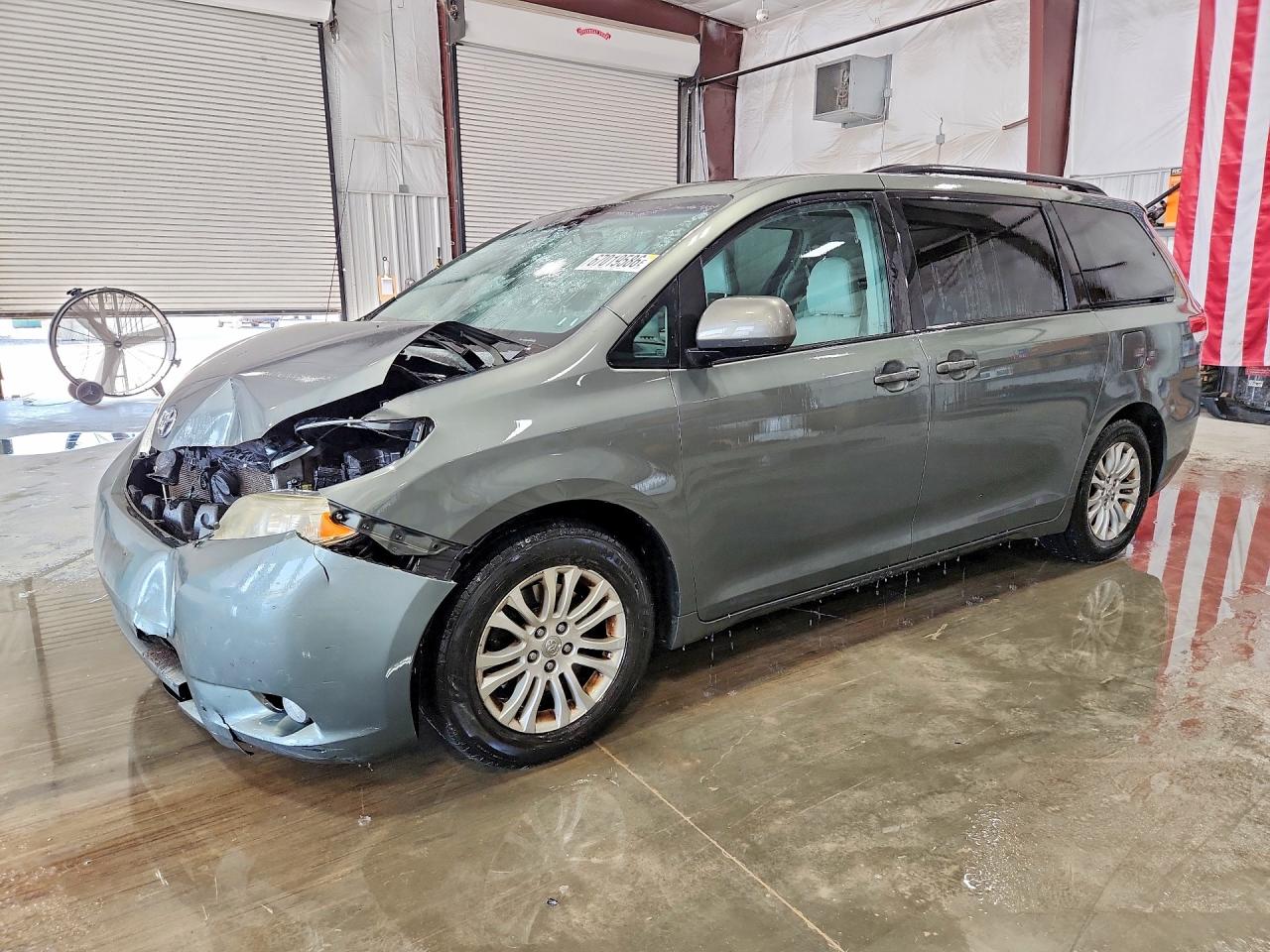 2014 TOYOTA SIENNA