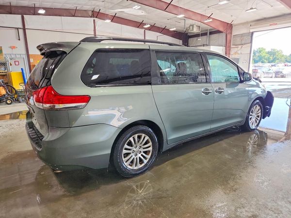2014 TOYOTA SIENNA