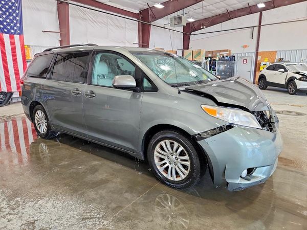 2014 TOYOTA SIENNA