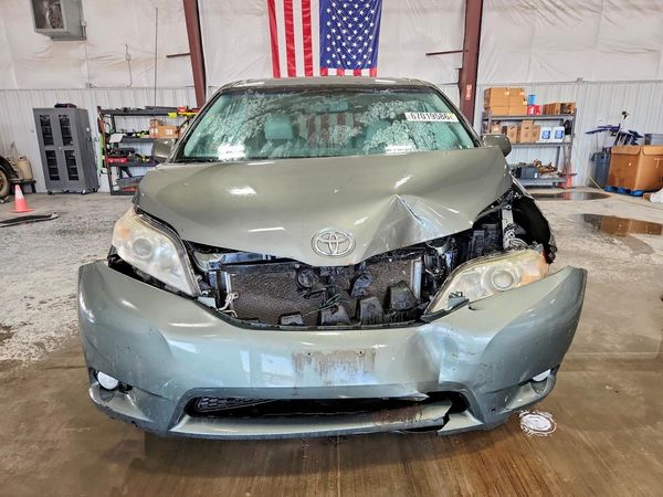 2014 TOYOTA SIENNA