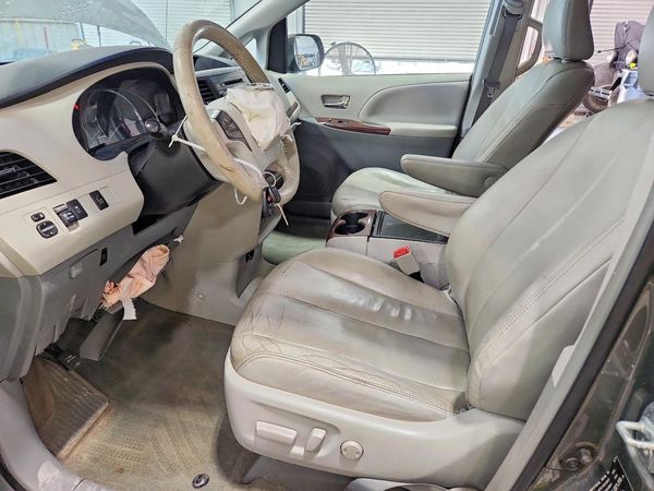 2014 TOYOTA SIENNA