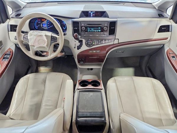 2014 TOYOTA SIENNA