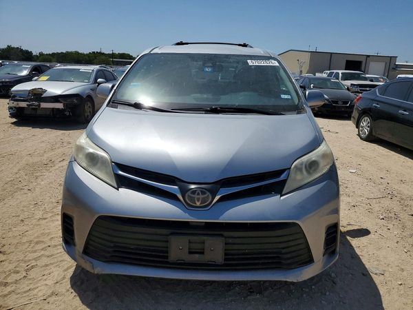 2018 TOYOTA SIENNA LE