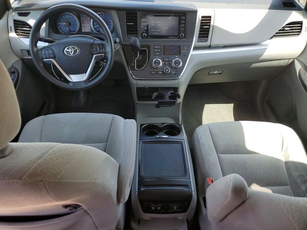 2018 TOYOTA SIENNA LE