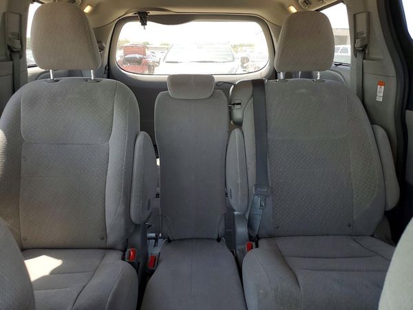 2018 TOYOTA SIENNA LE