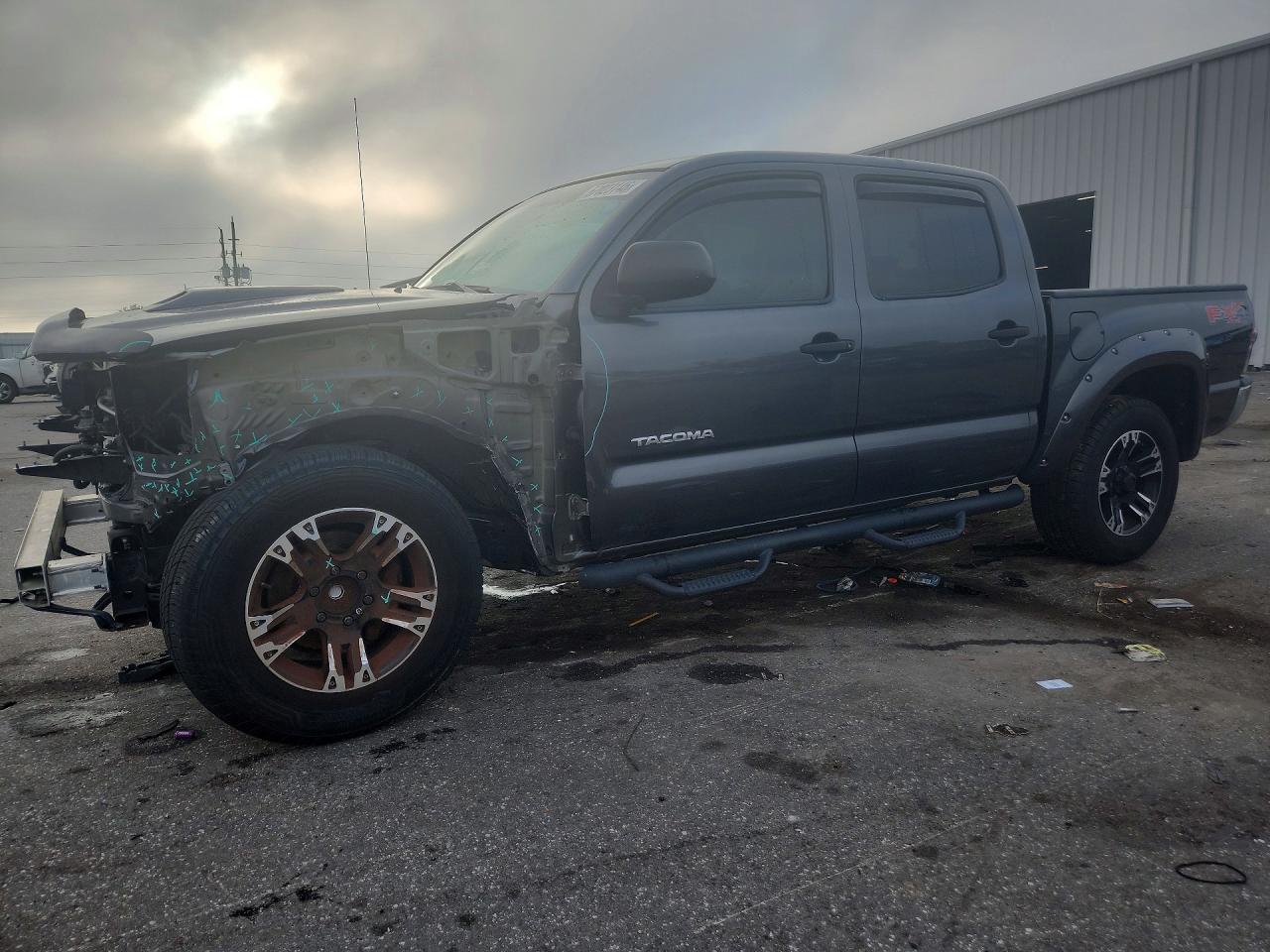 2015 TOYOTA TACOMA Delux Grade — Front 3/4