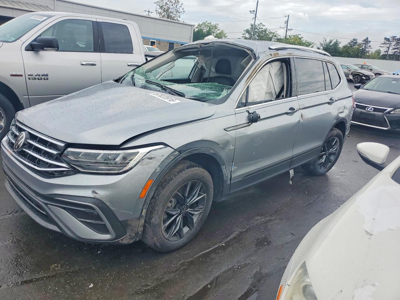 2022 VOLKSWAGEN TIGUAN 4Motion SE — Front 3/4