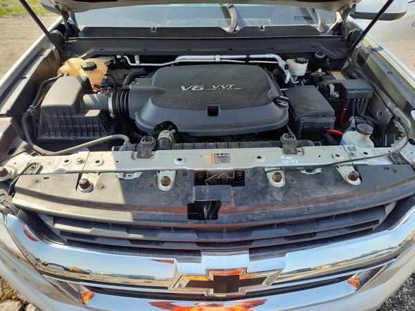 2017 CHEVROLET COLORADO LT — Engine bay