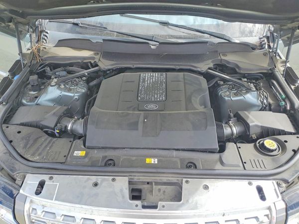 2017 LAND ROVER RANGEROVER HSE — Engine bay