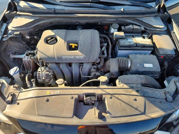 2018 HYUNDAI ELANTRA — Engine bay