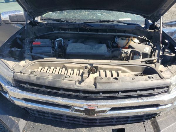 2019 CHEVROLET SILVERADO LT — Engine bay