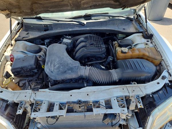 2012 CHRYSLER 300 300C/Limited — Engine bay