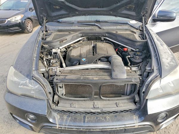 2013 BMW X5 xDrive35i — Engine bay
