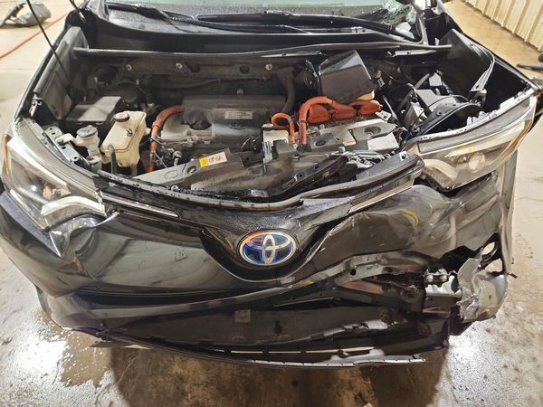 2018 TOYOTA RAV4 Ltd — Engine bay