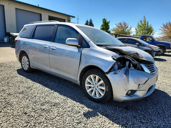 2015 TOYOTA SIENNA