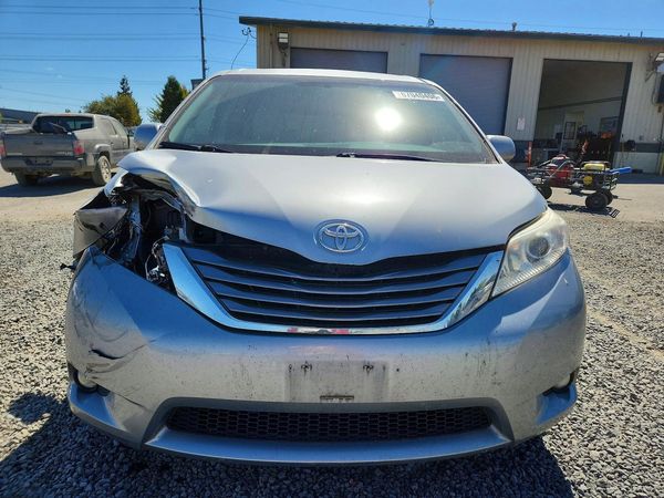 2015 TOYOTA SIENNA