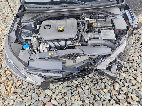 2020 HYUNDAI ELANTRA — Engine bay