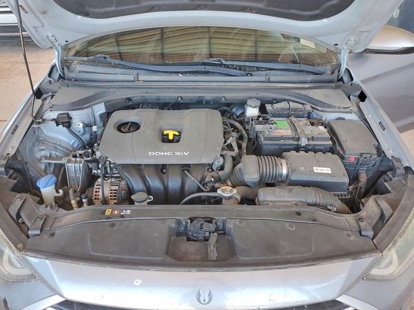 2017 HYUNDAI ELANTRA — Engine bay