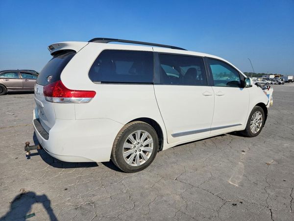 2014 TOYOTA SIENNA