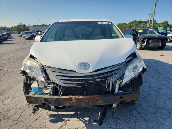 2014 TOYOTA SIENNA