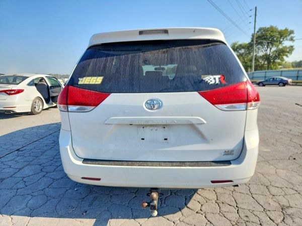2014 TOYOTA SIENNA