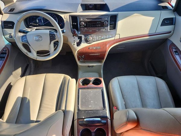 2014 TOYOTA SIENNA