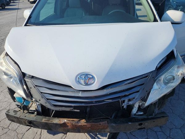 2014 TOYOTA SIENNA