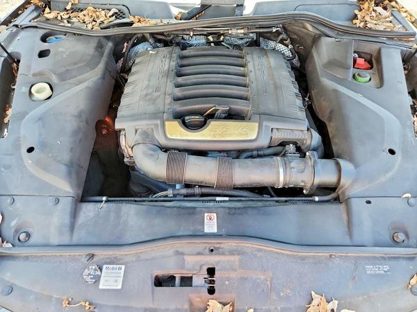 2016 PORSCHE CAYENNE — Engine bay