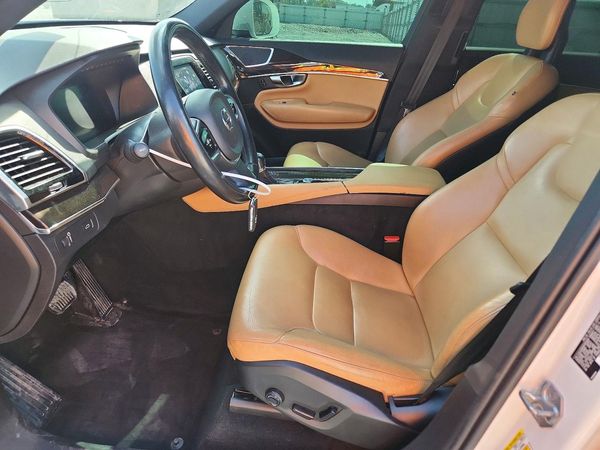 2017 VOLVO XC90 Momentum