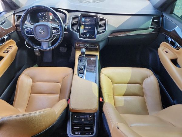 2017 VOLVO XC90 Momentum