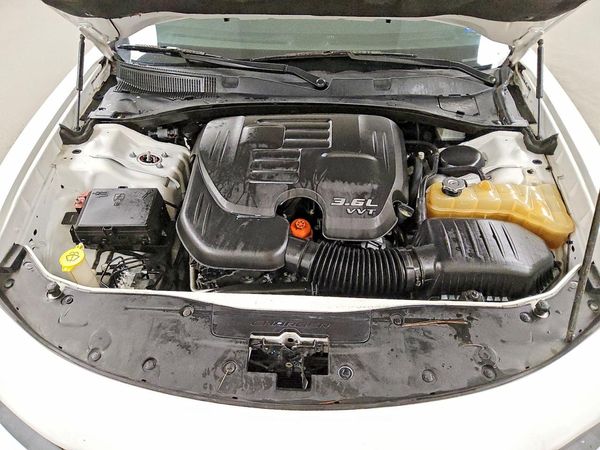 2018 DODGE CHARGER SXT Plus — Engine bay