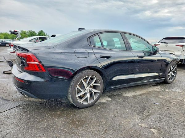 2020 VOLVO S60 Momentum