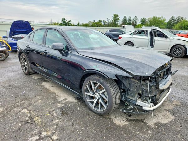 2020 VOLVO S60 Momentum