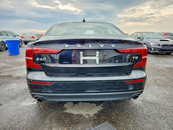 2020 VOLVO S60 Momentum