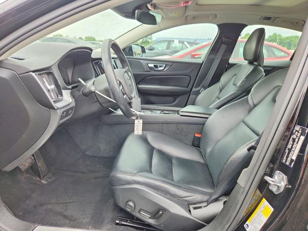 2020 VOLVO S60 Momentum