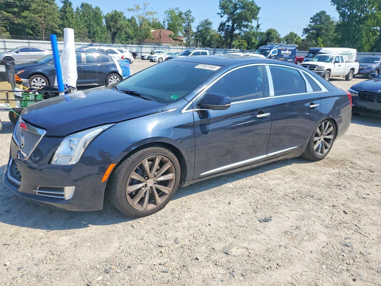 2013 CADILLAC XTS Luxury — Front 3/4