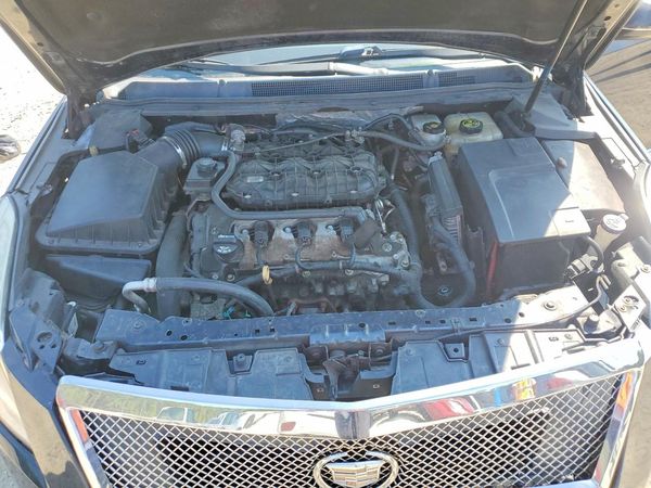 2013 CADILLAC XTS Luxury — Engine bay