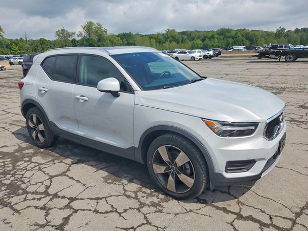 2020 VOLVO XC40
