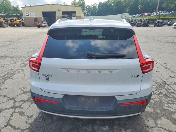 2020 VOLVO XC40