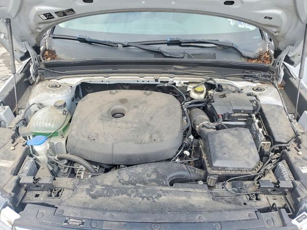 2020 VOLVO XC40