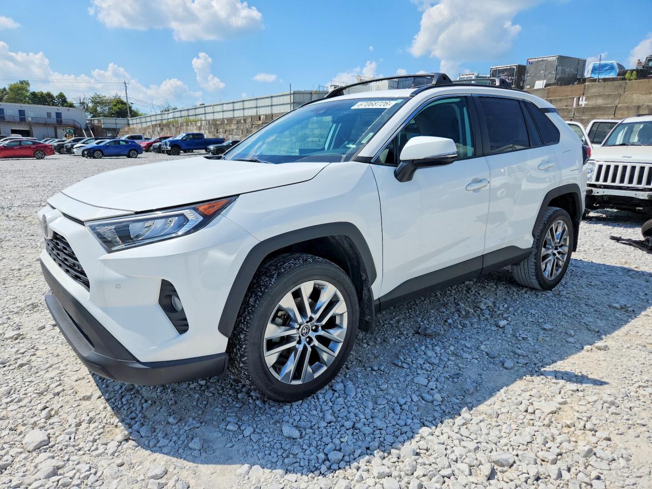 2019 TOYOTA RAV4 XLE Premium — Front 3/4