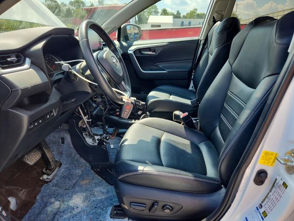 2019 TOYOTA RAV4 XLE Premium — DENT