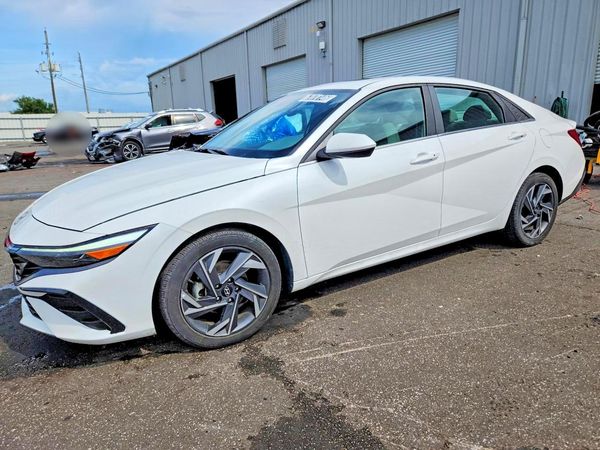 2025 HYUNDAI ELANTRA SEL Convenience — Front 3/4