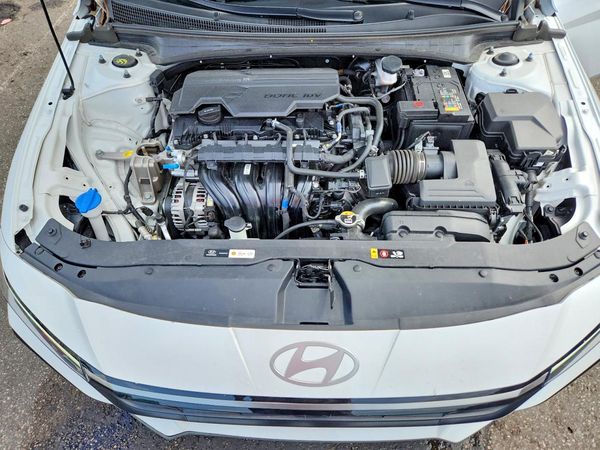 2025 HYUNDAI ELANTRA SEL Convenience — Engine bay