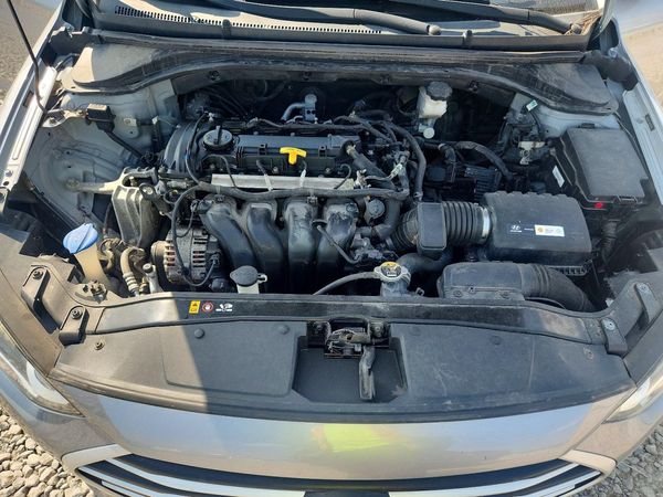 2017 HYUNDAI ELANTRA — Engine bay