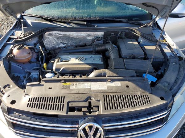 2017 VOLKSWAGEN TIGUAN Wolfsburg — Engine bay