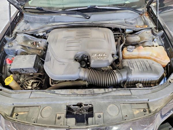 2017 CHRYSLER 300 Limited — Engine bay