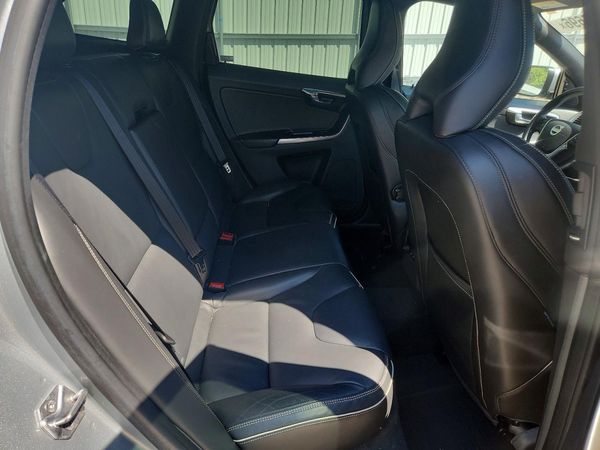 2015 VOLVO XC60 Premier+ (non R design)